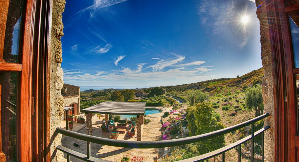 Vista panoramica su paesaggio collinare e piscina del Agriturismo Casa Balata