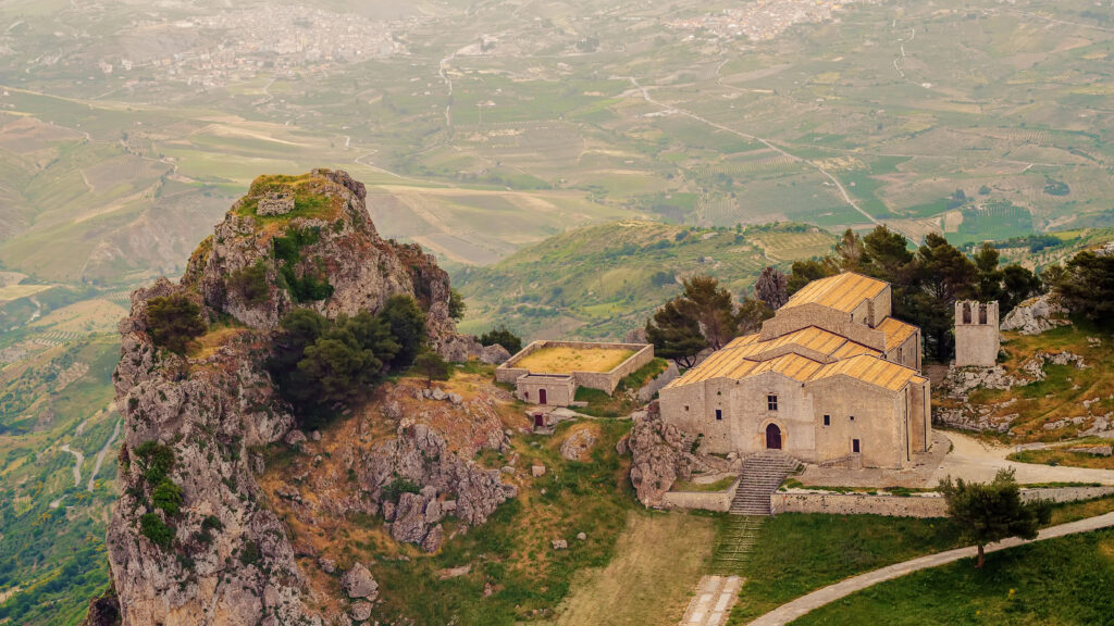 Vista aerea del castello su montagna siciliana.