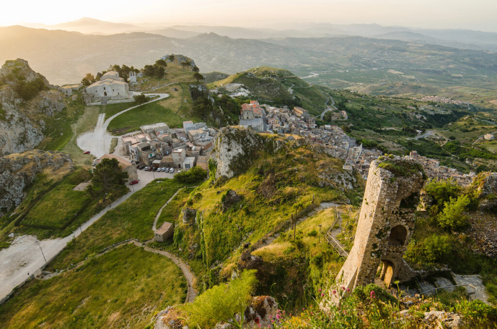 Panorama di montagna con borgo antico in Sicilia