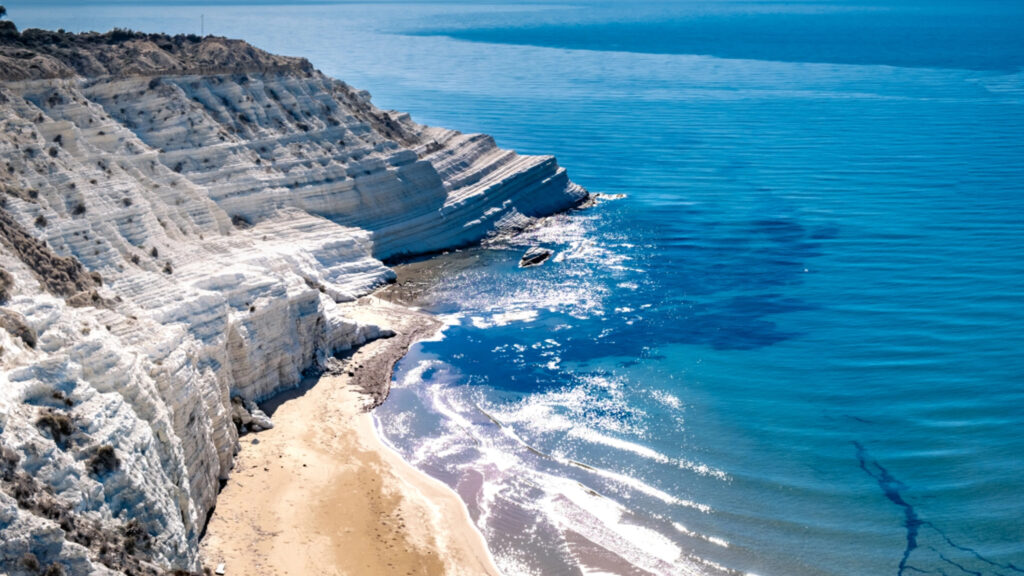 Scala dei Turchi, eine weiße Klippe am kristallklaren Meer in Sizilien.